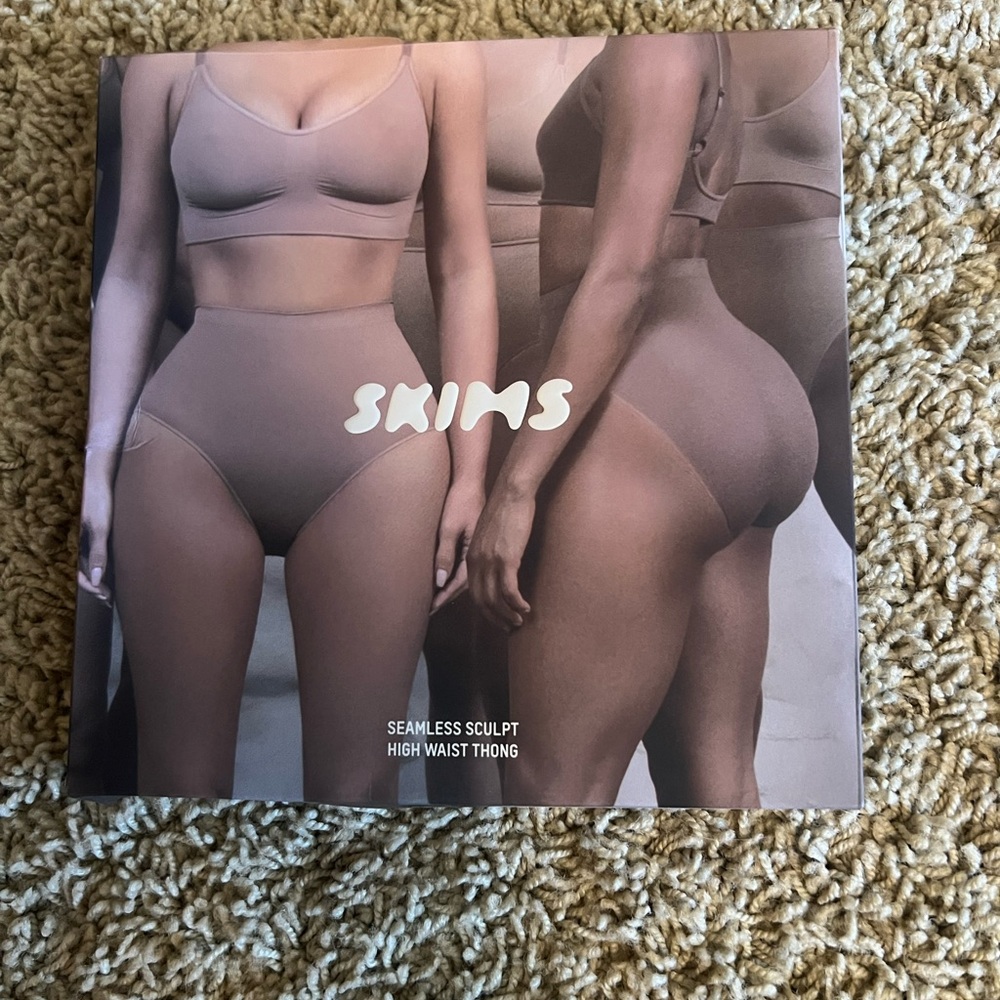 NWT Skims Seamless Sculpt High waisted Thong in Size Small
